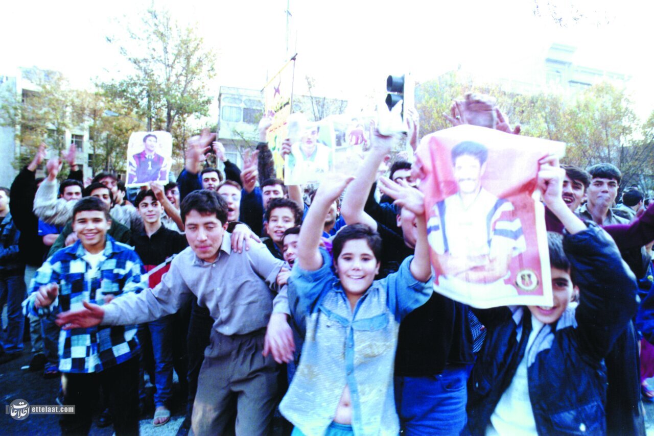 مجموعه عکس/ خوشحالی مردم پس از صعود تیم ملی فوتبال ایران به جام جهانی ۹۸ فرانسه!