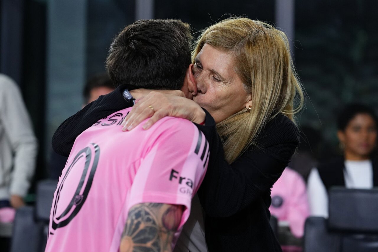 عکس | بوسههای عاشقانه مسی پس از یک شب رویایی