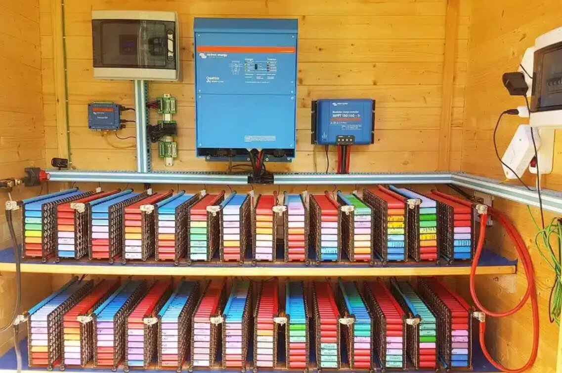 باتری‌هایی که چراغ خانه مردی را ۸ سال روشن نگه‌داشته‌اند