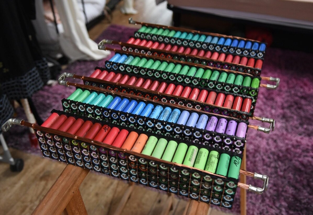 باتری‌هایی که چراغ خانه مردی را ۸ سال روشن نگه‌داشته‌اند