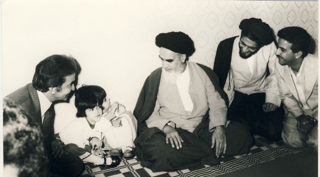 عکس/ لاله و لادن ۶ ساله در کنار امام خمینی؛ سال ۱۳۵۸