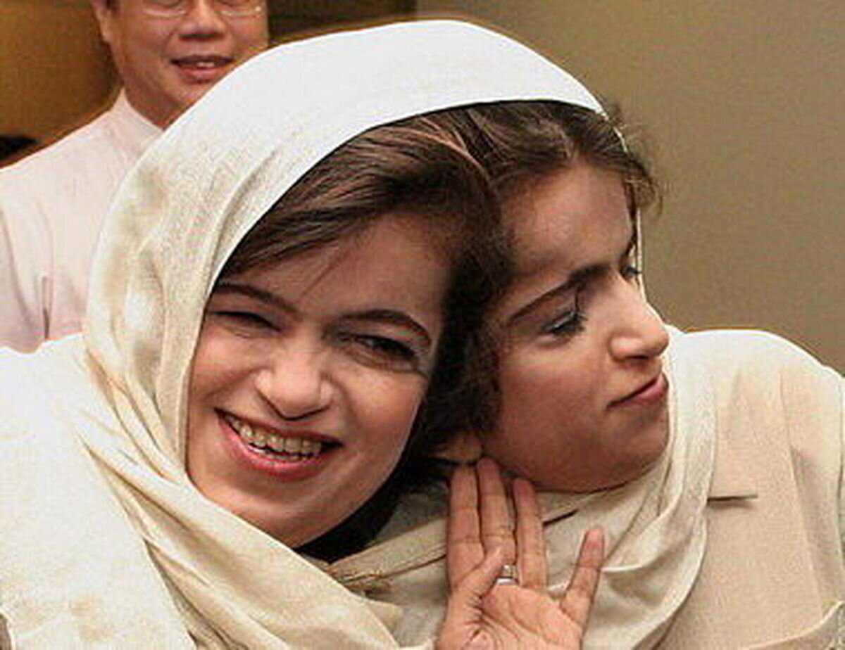 عکس/ لاله و لادن ۶ ساله در کنار امام خمینی؛ سال ۱۳۵۸