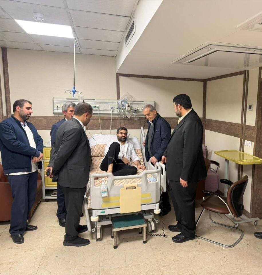 تصویر خاص از عیادت پزشکیان از سقاب اصفهانی