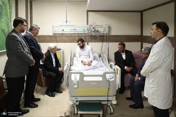 گریه معاون پزشکیان در آغوش محمدرضا عارف / عیادت عارف و نماینده رهبری از سقاب اصفهانی + تصاویر