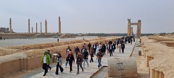 تصاویری از حضور مهمانان خارجی در تخت جمشید / نمایندگان سینمای جهان به دیدار تاریخ ایران رفتند