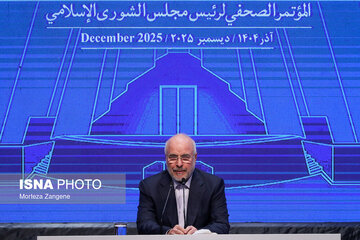 عکسی از ادای احترام قالیباف به خبرنگاران