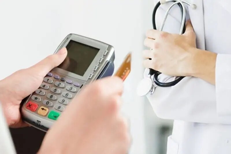 روایت عضو پیشین هیات مدیره نظام پزشکی؛ پزشک برای عمل زیبایی علاوه بر پول جراحی، گردنبند طلای زن را هم گرفته بود/ تا ۵۰۰ میلیون هم زیرمیزی می‌گیرند