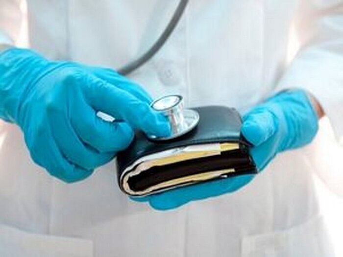 روایت عضو پیشین هیات مدیره نظام پزشکی؛ پزشک برای عمل زیبایی علاوه بر پول جراحی، گردنبند طلای زن را هم گرفته بود/ تا ۵۰۰ میلیون هم زیرمیزی می‌گیرند