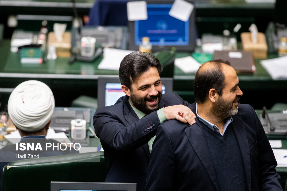 مشت و مال نماینده مجلس در صحن علنی / نمایندگان زن به دور قالیباف جمع شدند + تصاویر