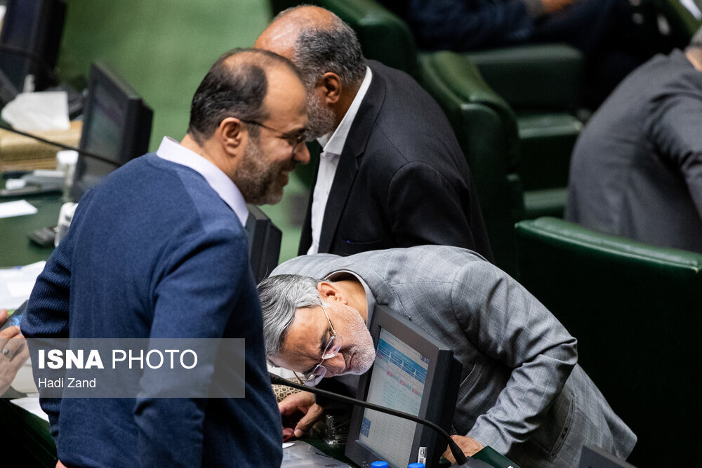 مشت و مال نماینده مجلس در صحن علنی / نمایندگان زن به دور قالیباف جمع شدند + تصاویر 2