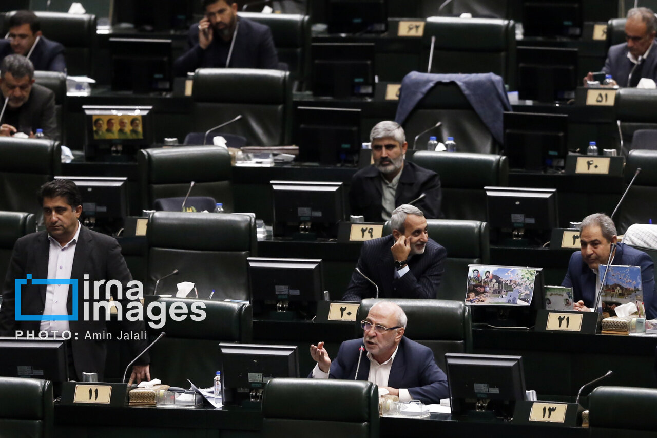 مشت و مال نماینده مجلس در صحن علنی / نمایندگان زن به دور قالیباف جمع شدند + تصاویر 3