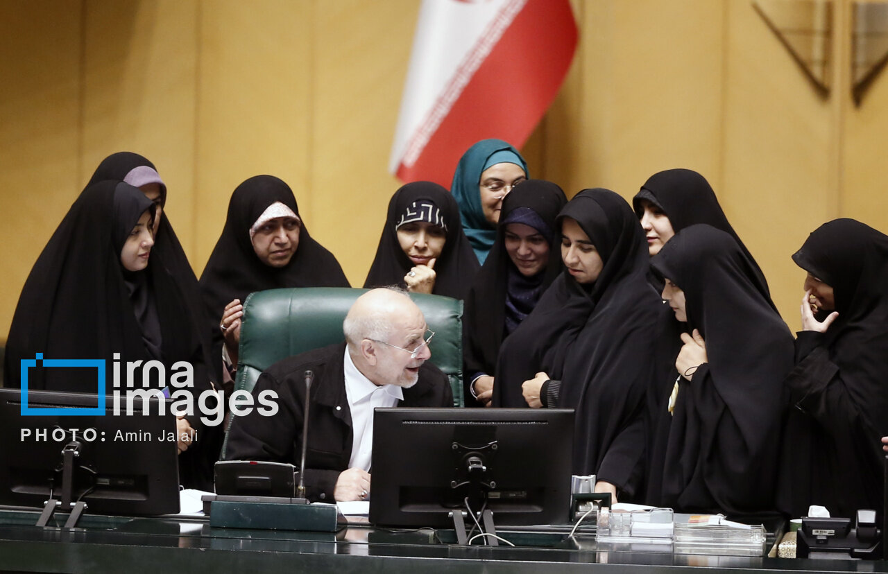 مشت و مال نماینده مجلس در صحن علنی / نمایندگان زن به دور قالیباف جمع شدند + تصاویر 4