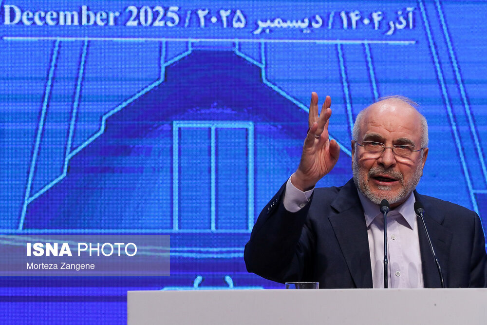 عکسی از ادای احترام قالیباف به خبرنگاران