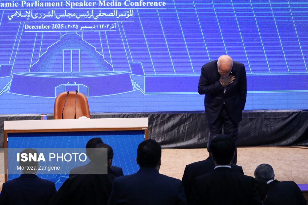 عکسی از ادای احترام قالیباف به خبرنگاران 2