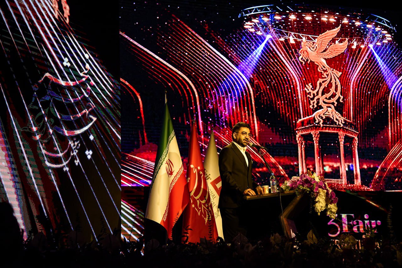 در روزهای کنونی، اهمیت روایتهای صادقانه و انسانی به اوج خود رسیده است. جشنواره جهانی فیلم فجر در شیراز به پایان رسید و در این مراسم از رضا میرکریمی و آلفرد یعقوبزاده تجلیل به عمل آمد. در روزهای کنونی، اهمیت روایتهای صادقانه و انسانی به اوج خود رسیده است. جشنواره جهانی فیلم فجر در شیراز به پایان رسید و در این مراسم از رضا میرکریمی و آلفرد یعقوبزاده تجلیل به عمل آمد.