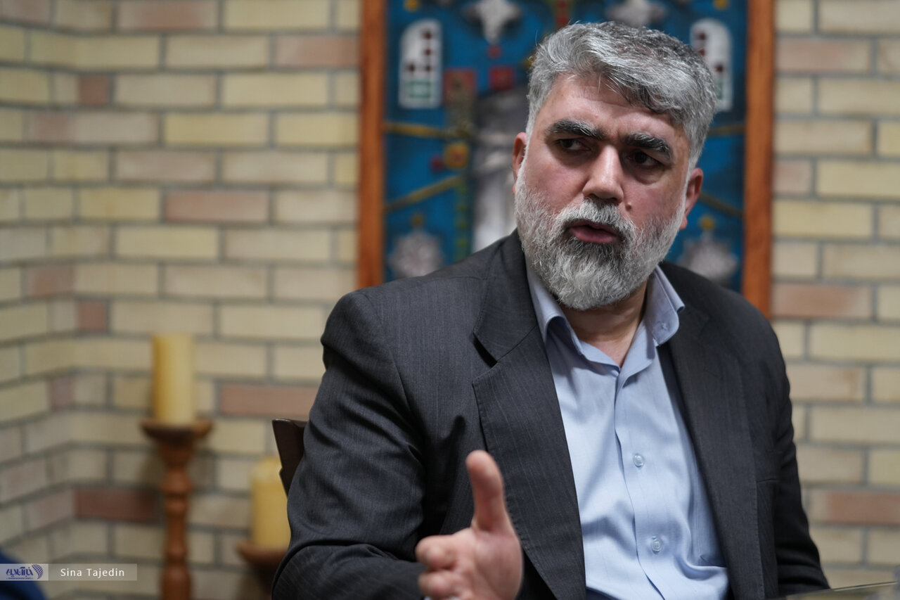 آمریکا ویزا نمی‌دهد چون می‌ترسد آنجا سلام نظامی بدهیم/فقط دو قشر با پرچم دور افتخار می‌زنند؛ شهدا و ورزشکاران