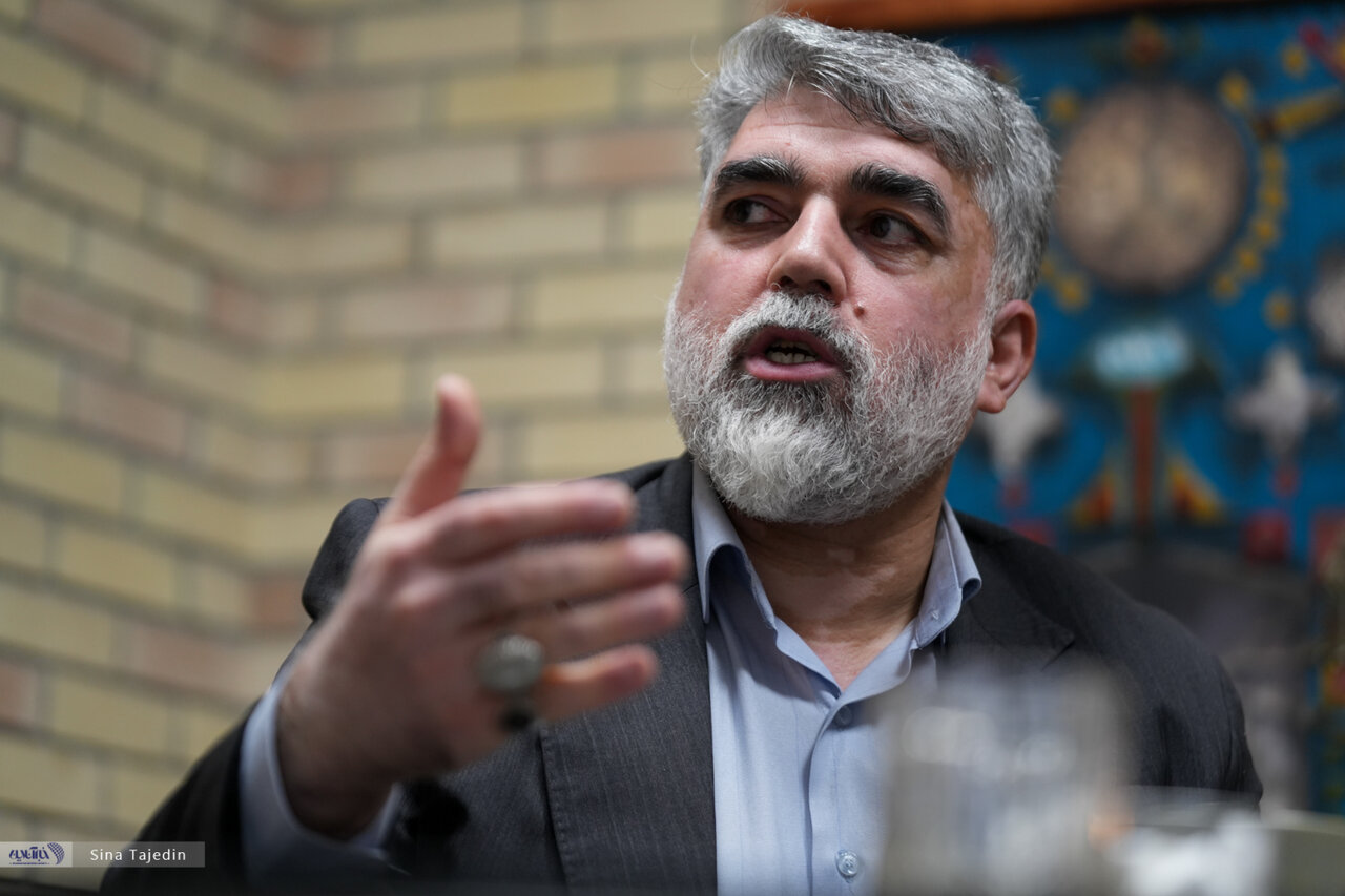 آمریکا ویزا نمیدهد چون میترسد آنجا سلام نظامی بدهیم/فقط دو قشر با پرچم دور افتخار میزنند؛ شهدا و ورزشکاران