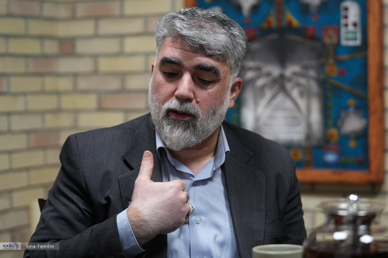 آمریکا ویزا نمیدهد چون میترسد آنجا سلام نظامی بدهیم/فقط دو قشر با پرچم دور افتخار میزنند؛ شهدا و ورزشکاران