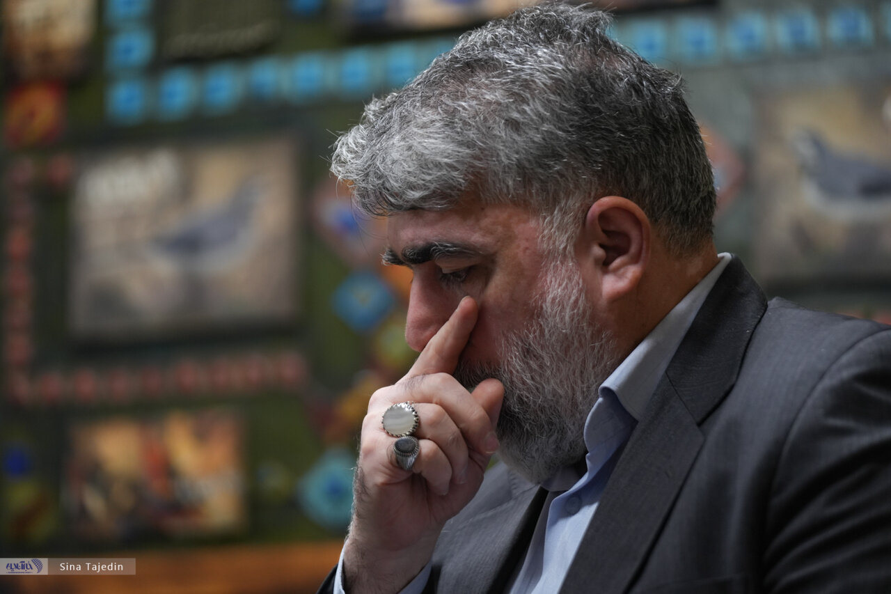 آمریکا ویزا نمیدهد چون میترسد آنجا سلام نظامی بدهیم/فقط دو قشر با پرچم دور افتخار میزنند؛ شهدا و ورزشکاران