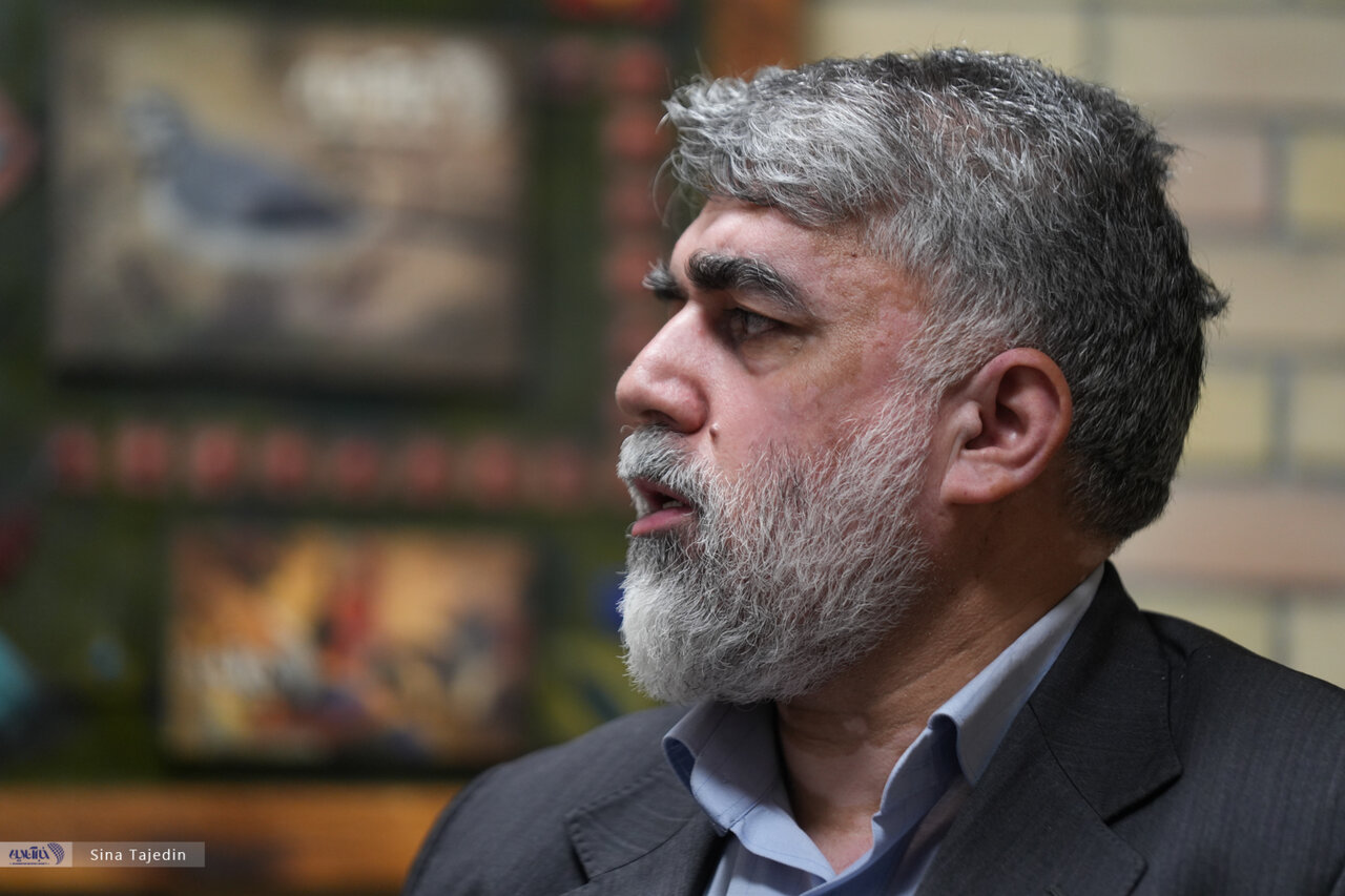 آمریکا ویزا نمیدهد چون میترسد آنجا سلام نظامی بدهیم/فقط دو قشر با پرچم دور افتخار میزنند؛ شهدا و ورزشکاران