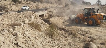 تسطیح شانه راه، ورگلاژ محور و پاک‌سازی دهانه پل‌ها در محورهای پارسیان–لنگه و پارسیان–کوشکنار اجرا شد