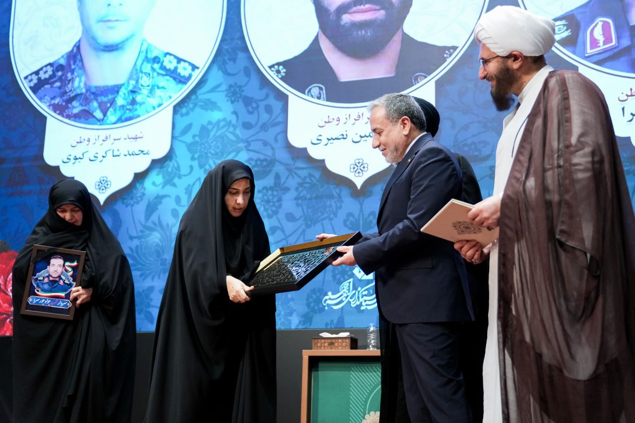 عراقچی در میان ائمه جمعه/ عکس