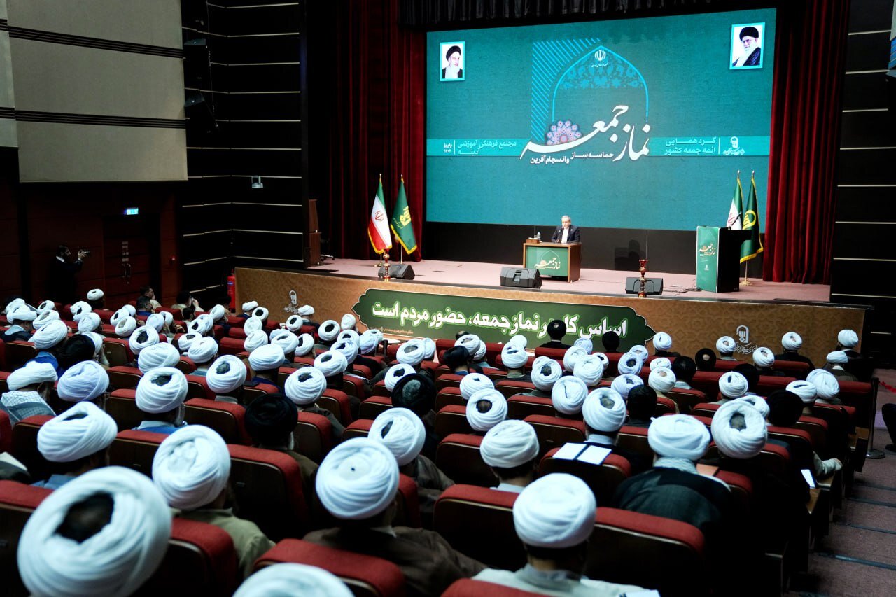 عراقچی در میان ائمه جمعه/ عکس