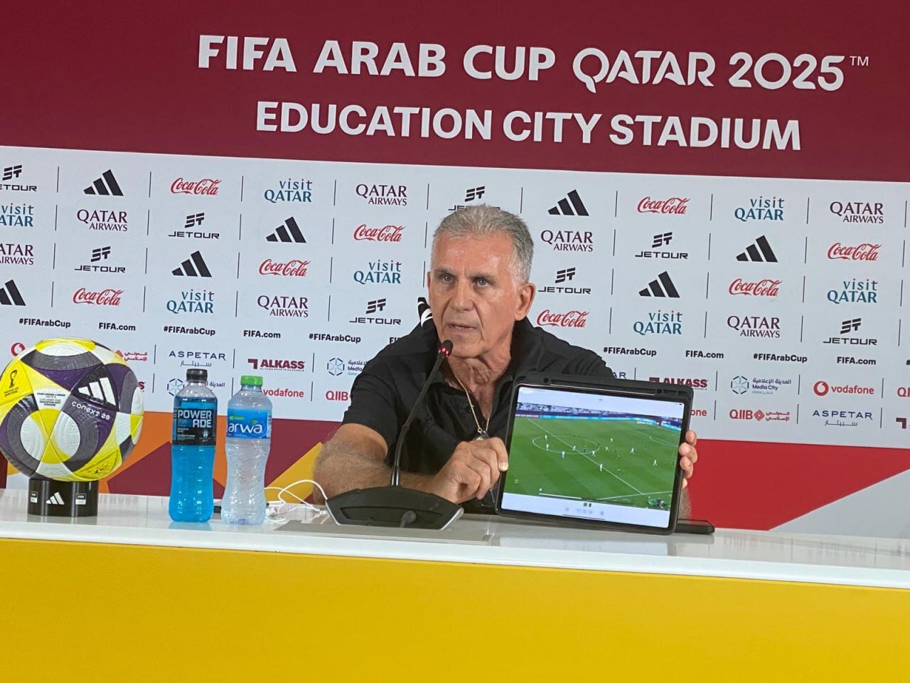 کیروش به سیم آخر زد/ مرد پرتغالی با تبلت به کنفرانس خبری رفت! +عکس