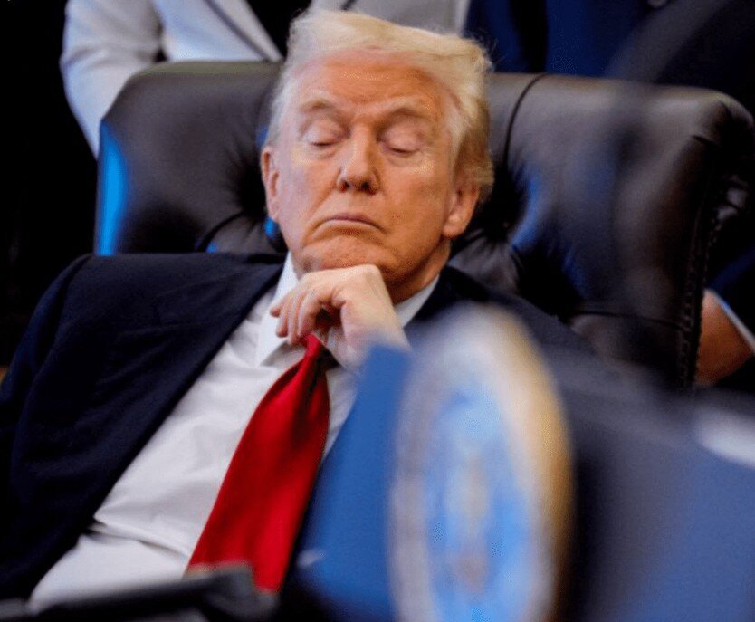 ترامپ روی دست بایدن بلند شد / عکس