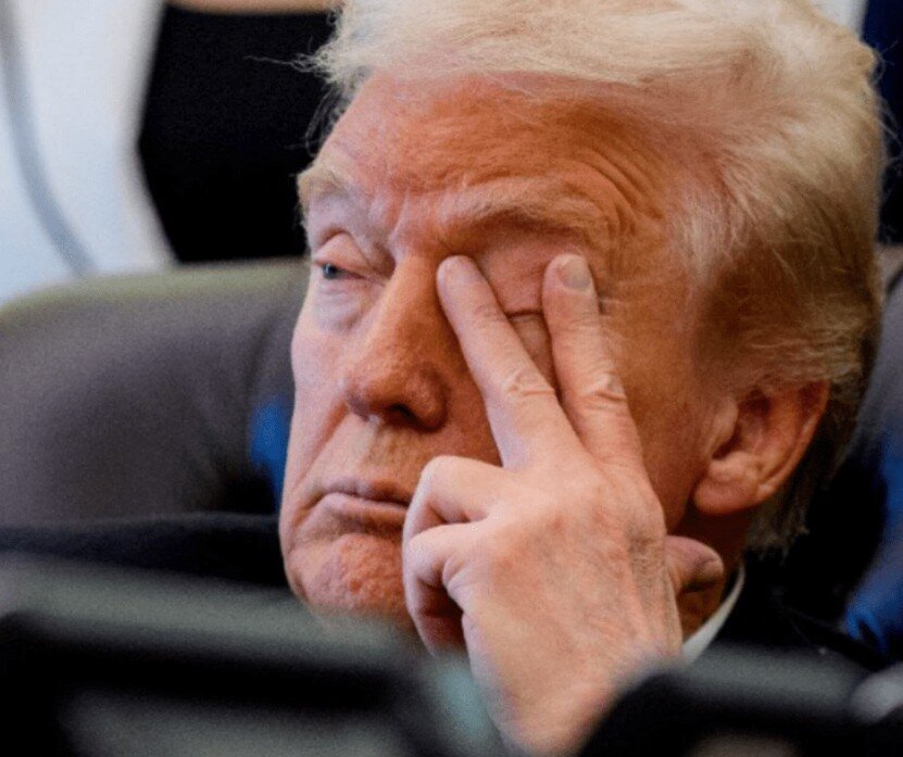 ترامپ روی دست بایدن بلند شد / عکس