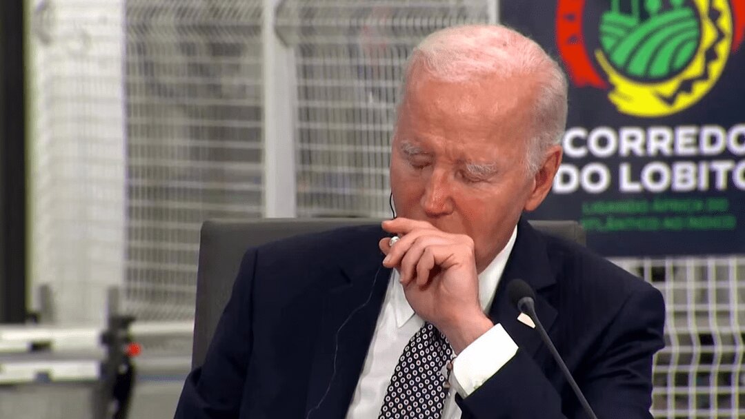 ترامپ روی دست بایدن بلند شد / عکس