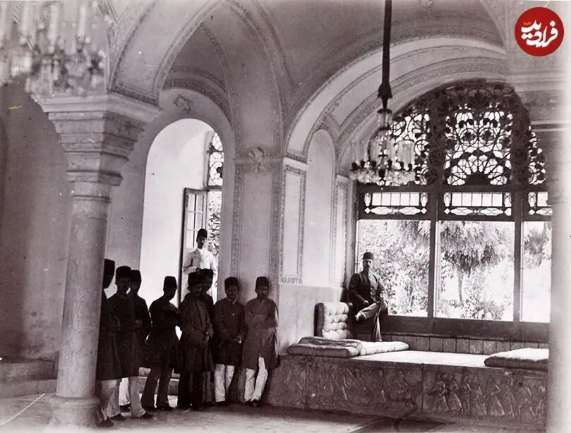 عکس/ ژست خاص «ناصرالدین‌شاه» در کاخ صاحبقرانیه؛ سال ۱۲۶۹