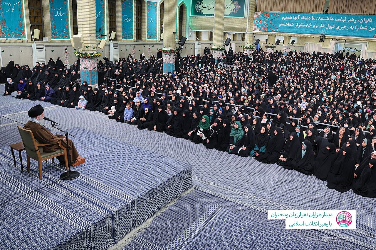 تصاویری از دیدار زنان و دختران مناطق مختلف کشور با رهبر انقلاب / کدام یک از زنان دولتی در این مراسم حضور داشتند؟ 3