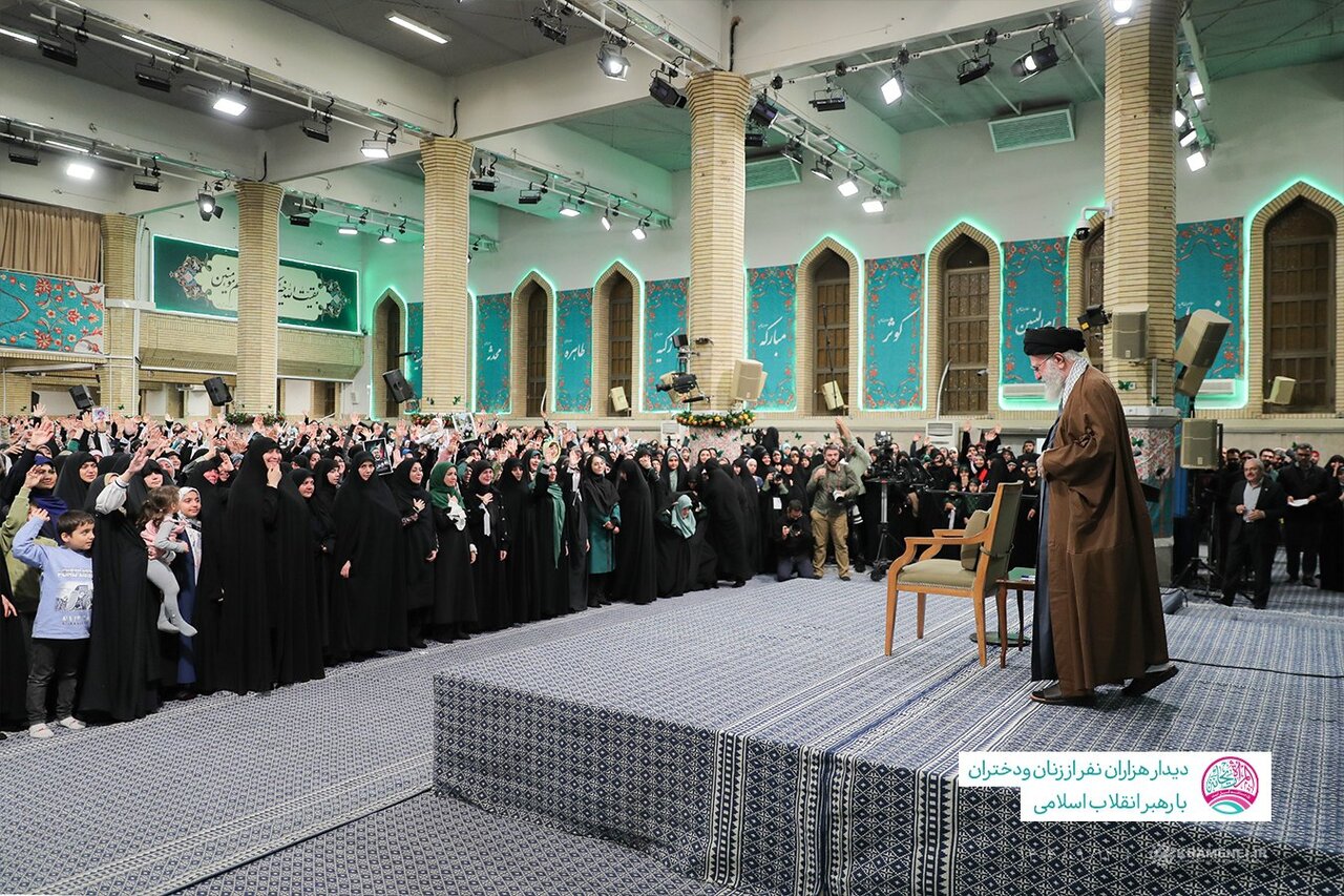 تصاویری از دیدار زنان و دختران مناطق مختلف کشور با رهبر انقلاب / کدام یک از زنان دولتی در این مراسم حضور داشتند؟ 5