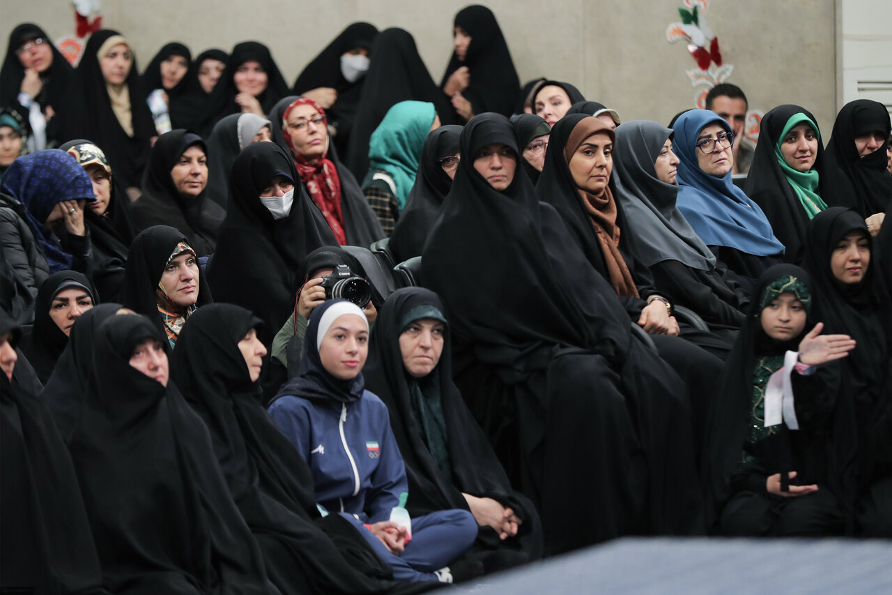 تصاویری از دیدار زنان و دختران مناطق مختلف کشور با رهبر انقلاب / کدام یک از زنان دولتی در این مراسم حضور داشتند؟ 7