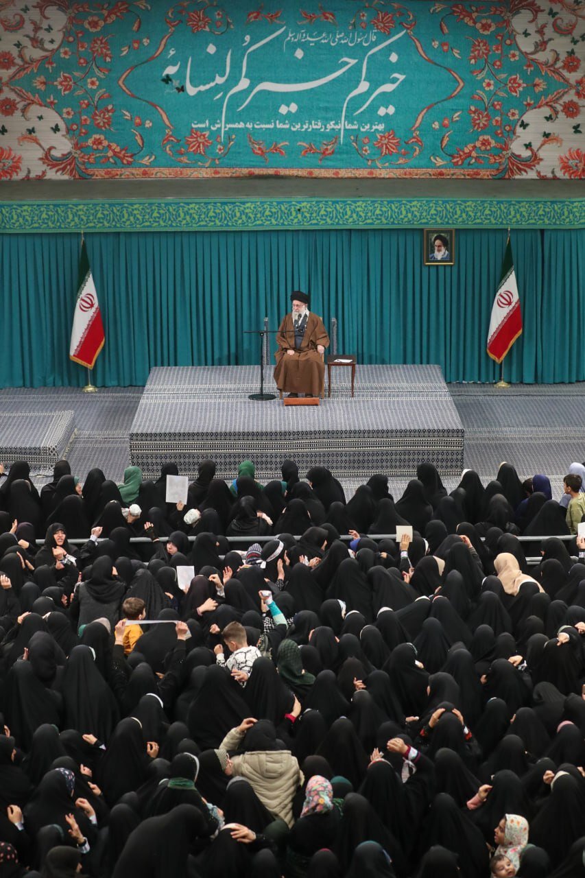تصویری از آیه معنادار نصب شده در محل دیدار امروز زنان و دختران با رهبر انقلاب 2