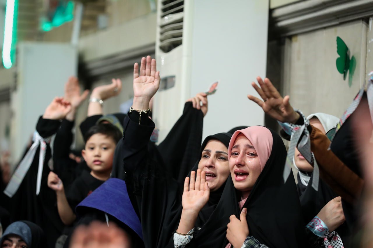 عکس | اشک ذوق دختر جوان حین دیدار امروز با رهبر انقلاب