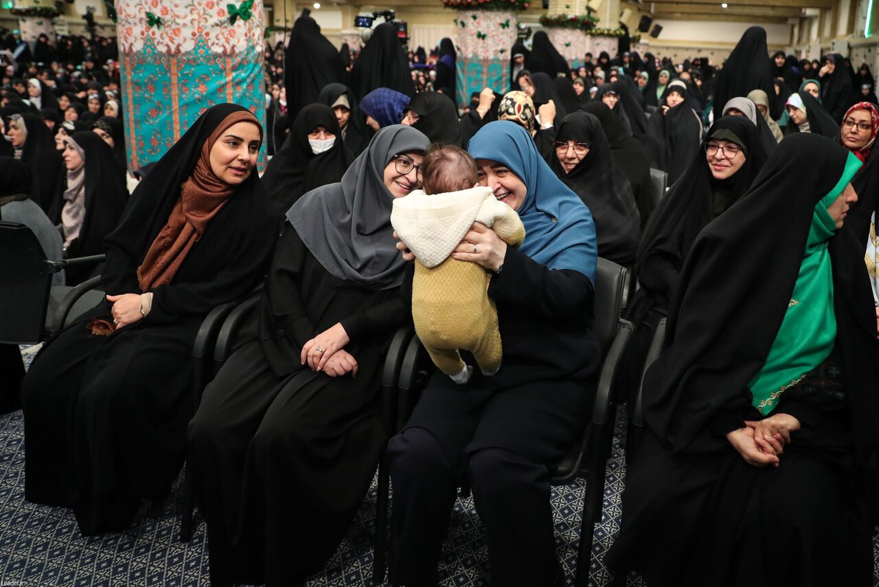 حاشیهای از دیدار رهبری و زنان؛ تصویری متفاوت از سخنگوی دولت + عکس