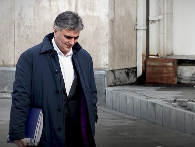 اصولگرایان منتقد دولت در تحلیل علت افزایش قیمت دلار، مسئولیت این روند را به دیگران نسبت میدهند و از اشاره به رئیس بانک مرکزی امتناع میکنند. این رویکرد موجب سوالات بیشتری درباره نقش مقامات اقتصادی در مدیریت بازار ارز شده است. اصولگرایان منتقد دولت در تحلیل علت افزایش قیمت دلار، مسئولیت این روند را به دیگران نسبت میدهند و از اشاره به رئیس بانک مرکزی امتناع میکنند. این رویکرد موجب سوالات بیشتری درباره نقش مقامات اقتصادی در مدیریت بازار ارز شده است.