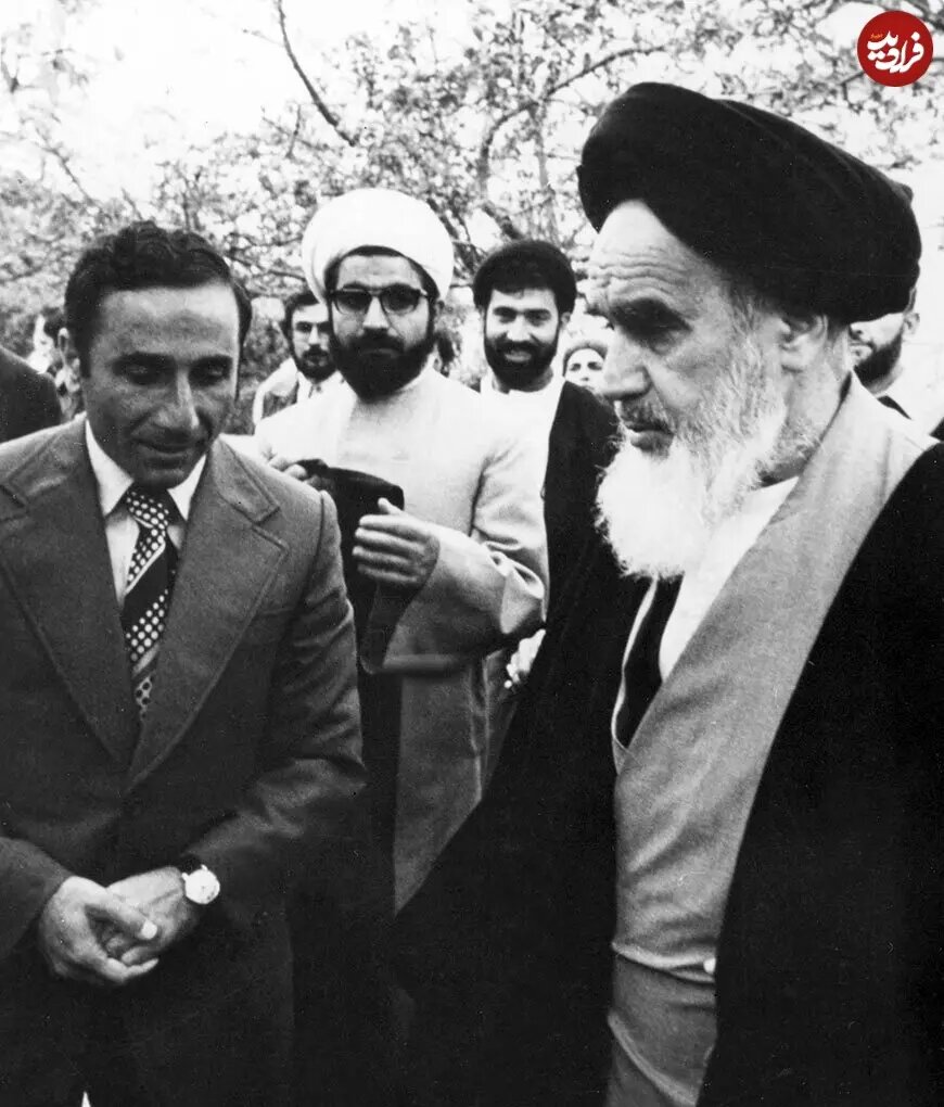 عکس/ «حسن روحانی» در کنار «امام خمینی» در نوفل‌لوشاتو؛ سال ۵۷