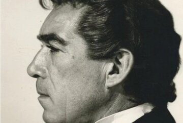 عکس/ «آنتونی کوئین» در حال نواختن فلوت در کنار پنجره خانه‌اش؛ سال ۱۳۳۵