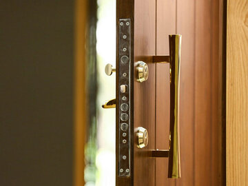 از زیبایی تا امنیت: دروازه‌ای به دنیای دستگیره‌ درچوبی