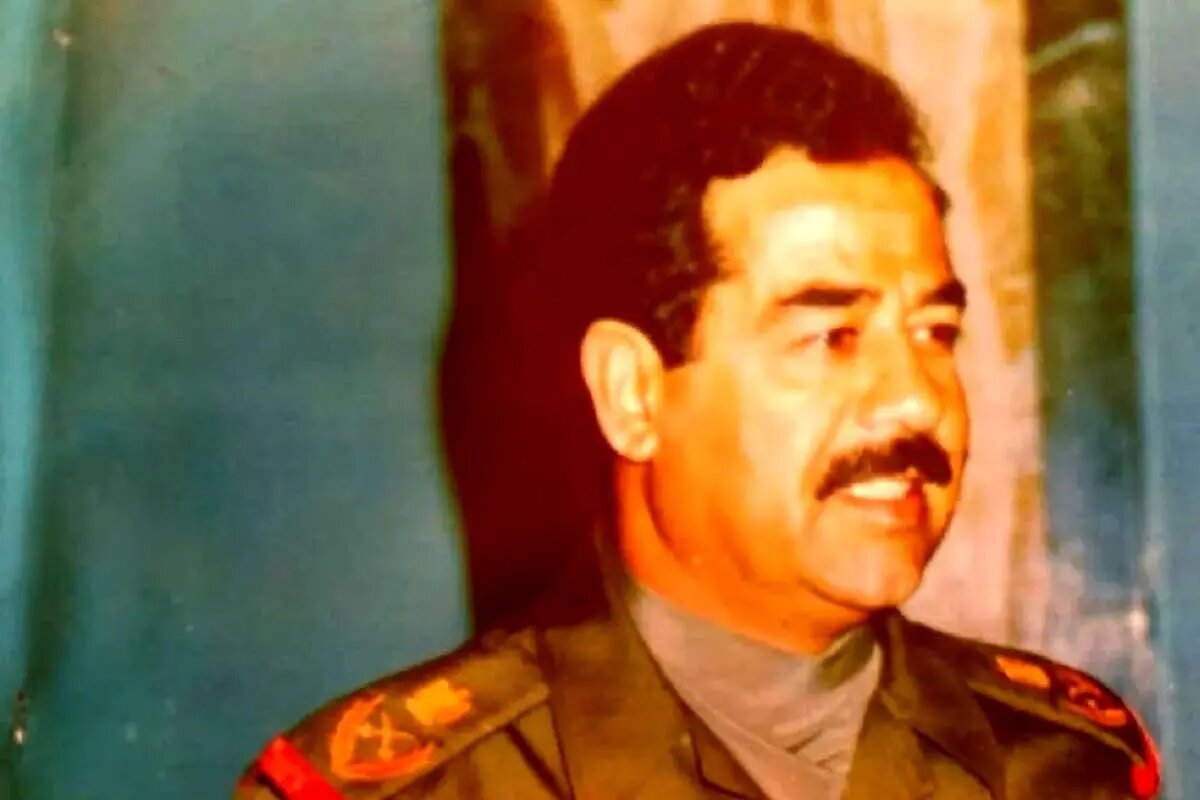 تصویری از «صدام حسین» در کنفرانس مخالفان مصری در بغداد؛ سال ۱۳۵۷ تصویری از «صدام حسین» در کنفرانس مخالفان مصری در بغداد؛ سال ۱۳۵۷