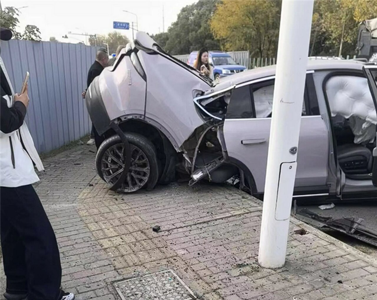 خودروی چینی در تصادفی عجیب از وسط نصف شد!