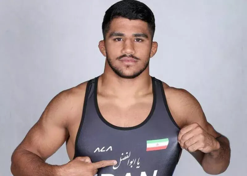 ببینید | تصاویری جالب از قهرمان کشتی فرنگی ایران در حال نظافت حرم امام علی (ع)