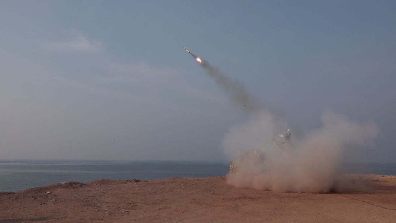 تصاویری از آتش آفند و پدافند نیروی دریایی سپاه در آبهای خلیج فارس/ رصد ناو آمریکایی توسط نیروی دریایی سپاه/ مانور در چه مناطقی اجرا شد؟