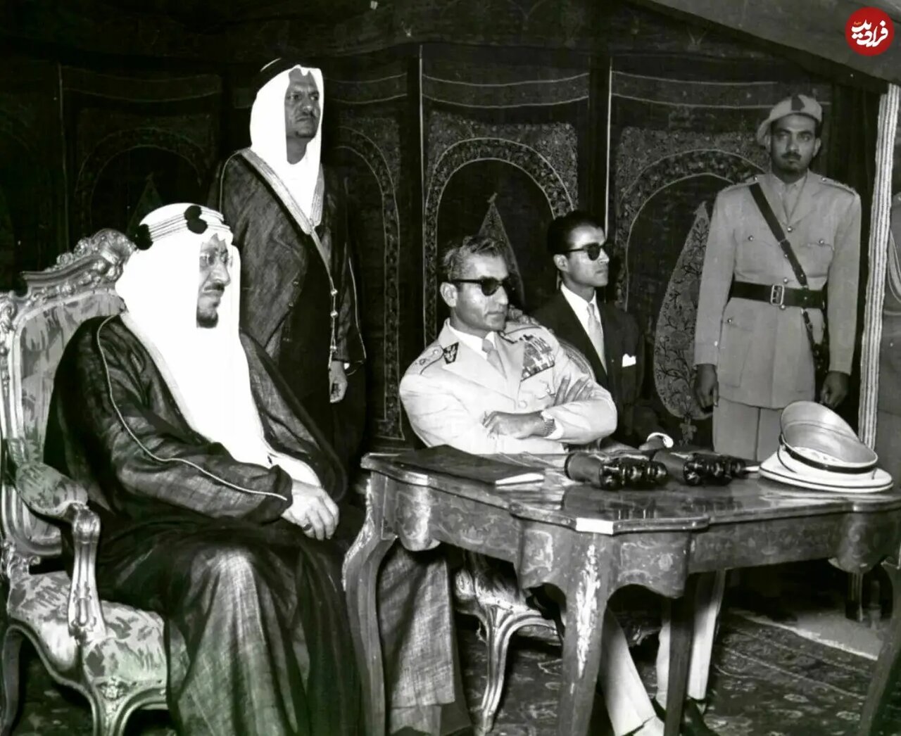 عکس | تصویری از محمدرضا پهلوی با لباس نظامی در چادر پادشاه عربستان در سال ۱۳۳۵