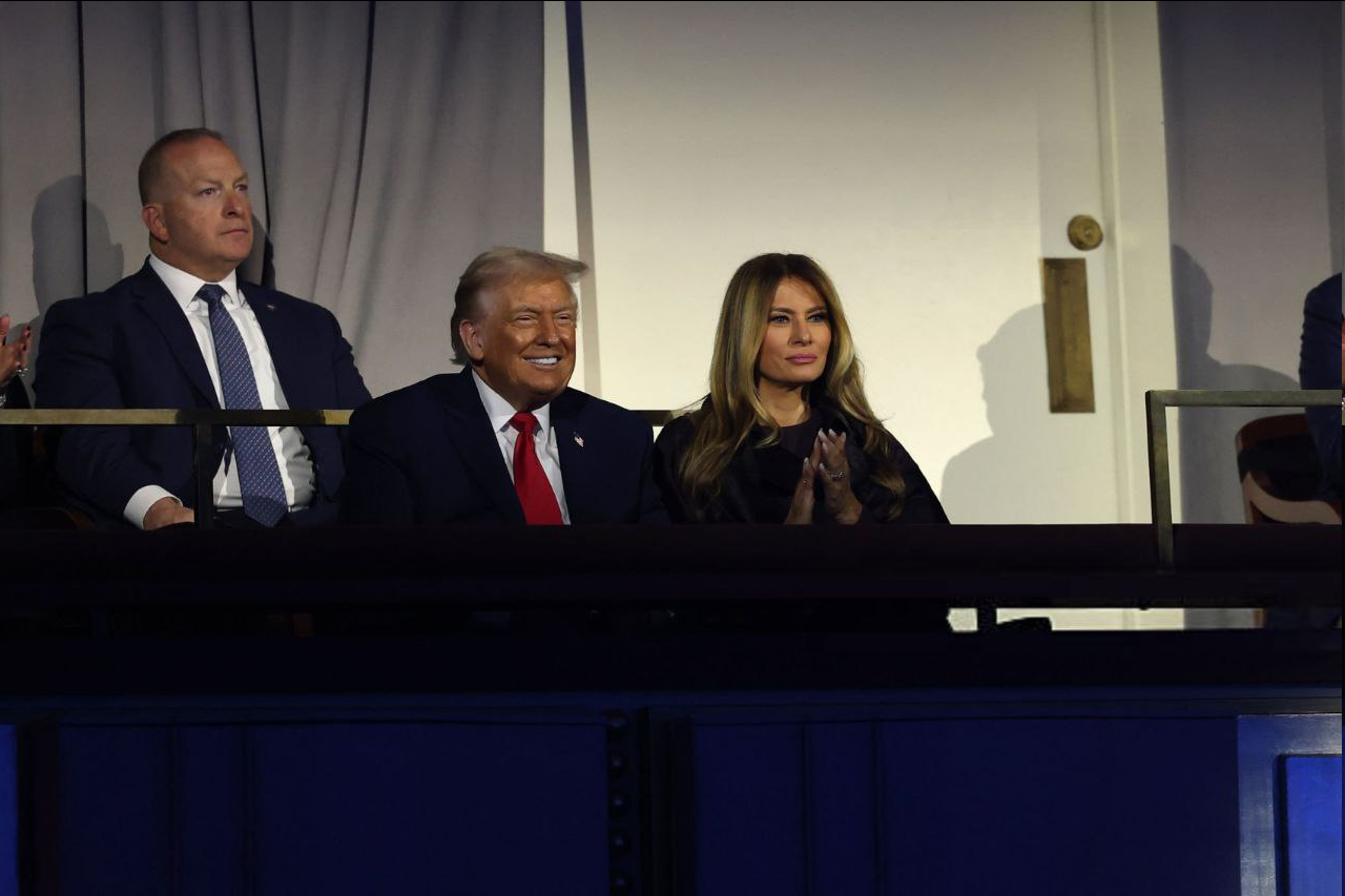 عکس| ملانیا در کنار ترامپ در مراسم قرعه کشی جام جهانی ۲۰۲۶
