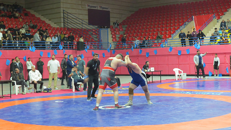 سمنان میزبان رقابت نفسگیر ۱۷۰ کشتیگیر در جام یادبود حاجرضا غیبی و هزاره مناره مسجد جامع