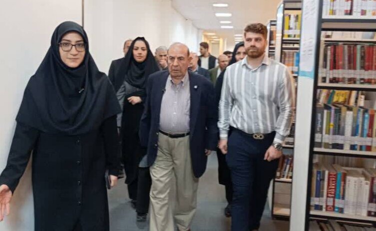  بازدید چهره ماندگار انسان‌شناسی از کتابخانه مرکزی خرم‌آباد